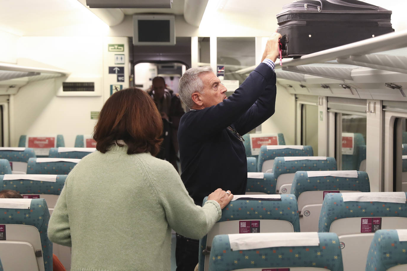 Los viajeros más madrugadores estrenan el primer tren comercial, en imágenes