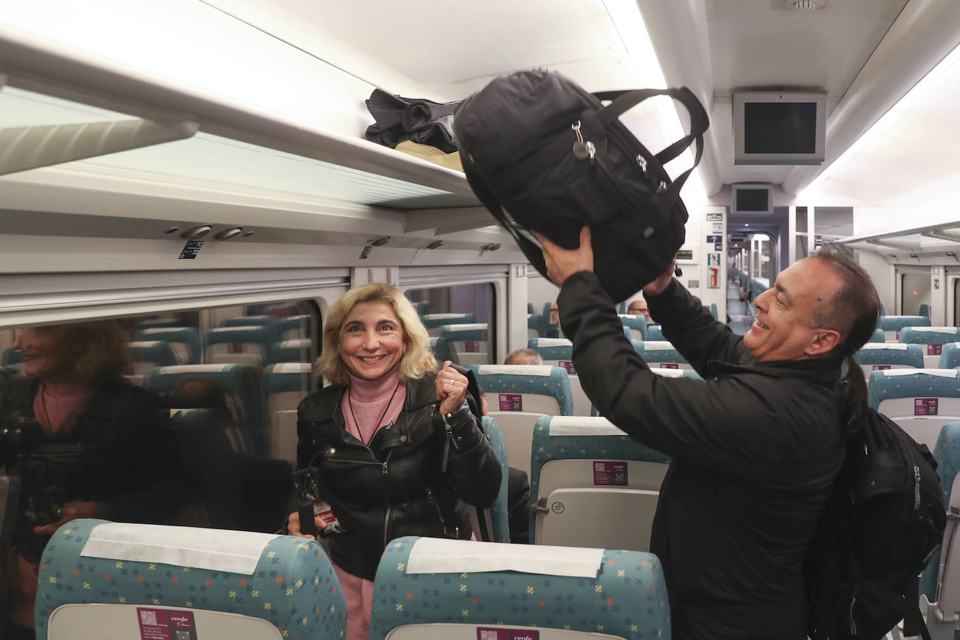 Los viajeros más madrugadores estrenan el primer tren comercial, en imágenes