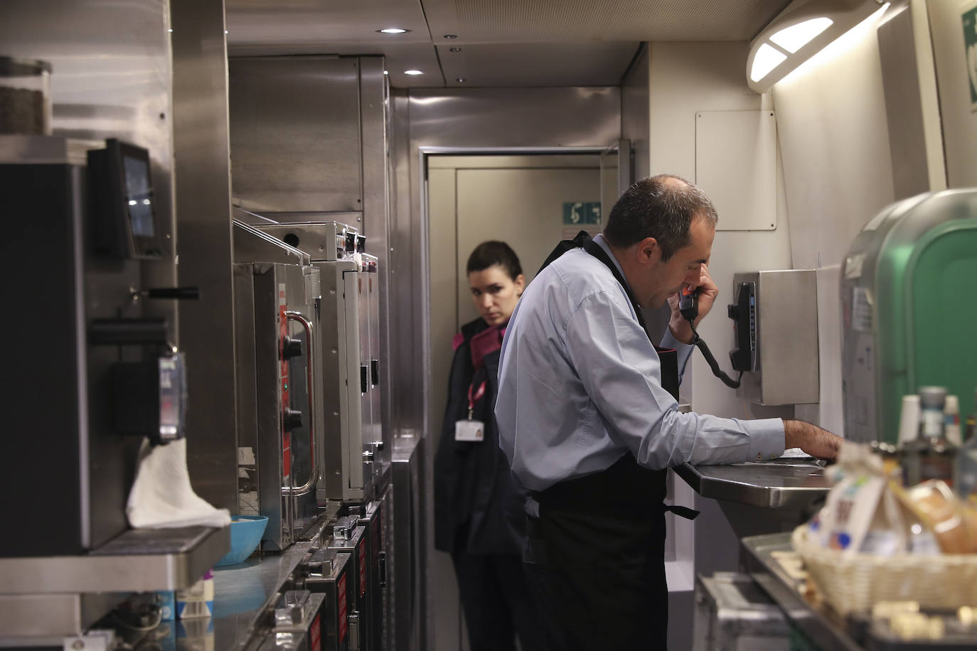 Los viajeros más madrugadores estrenan el primer tren comercial, en imágenes