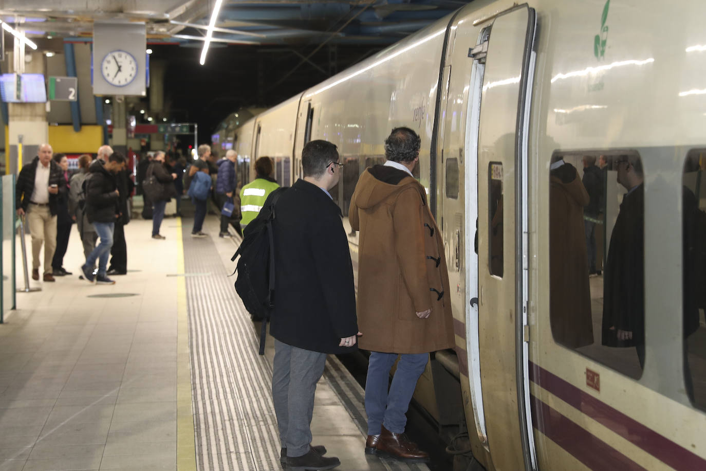 Los viajeros más madrugadores estrenan el primer tren comercial, en imágenes