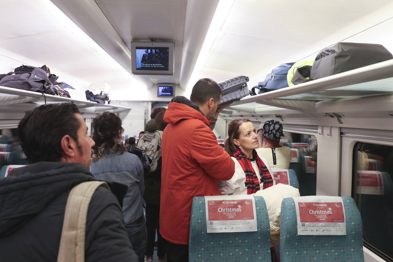 Los viajeros más madrugadores estrenan el primer tren comercial, en imágenes