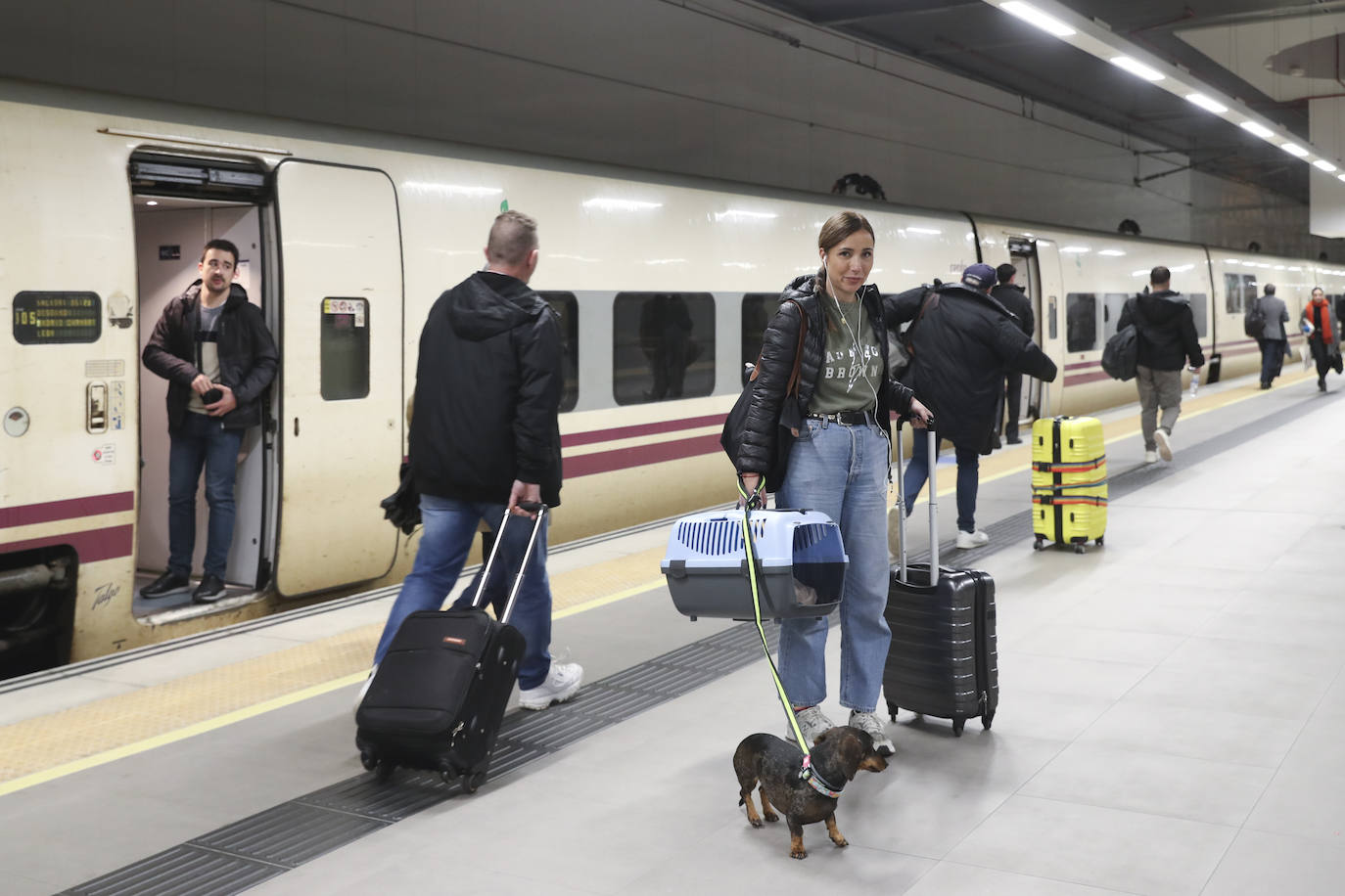 Los viajeros más madrugadores estrenan el primer tren comercial, en imágenes