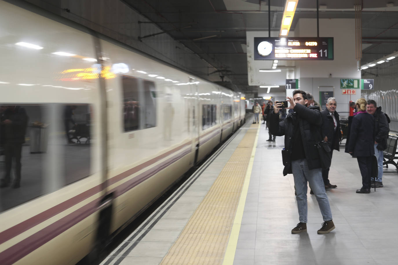 Los viajeros más madrugadores estrenan el primer tren comercial, en imágenes