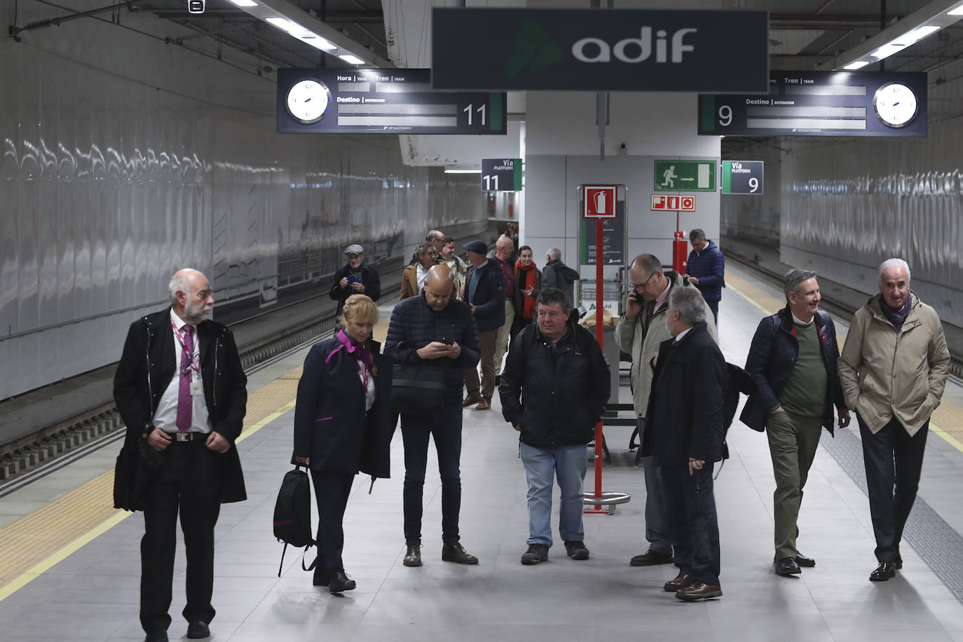 Los viajeros más madrugadores estrenan el primer tren comercial, en imágenes