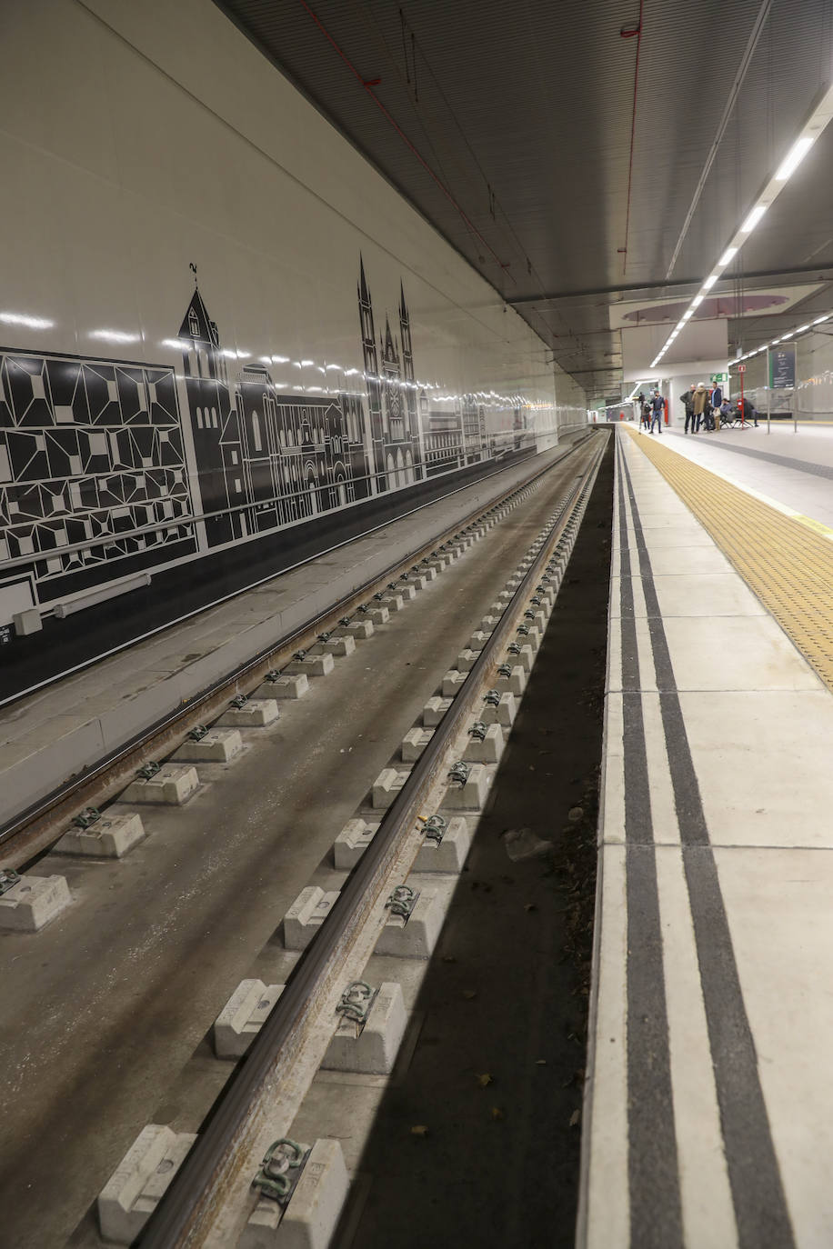 Los viajeros más madrugadores estrenan el primer tren comercial, en imágenes