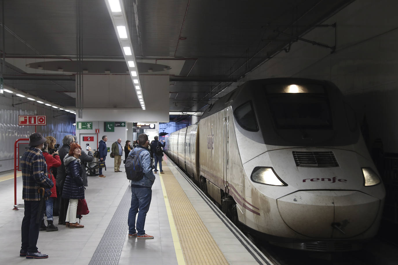 Los viajeros más madrugadores estrenan el primer tren comercial, en imágenes