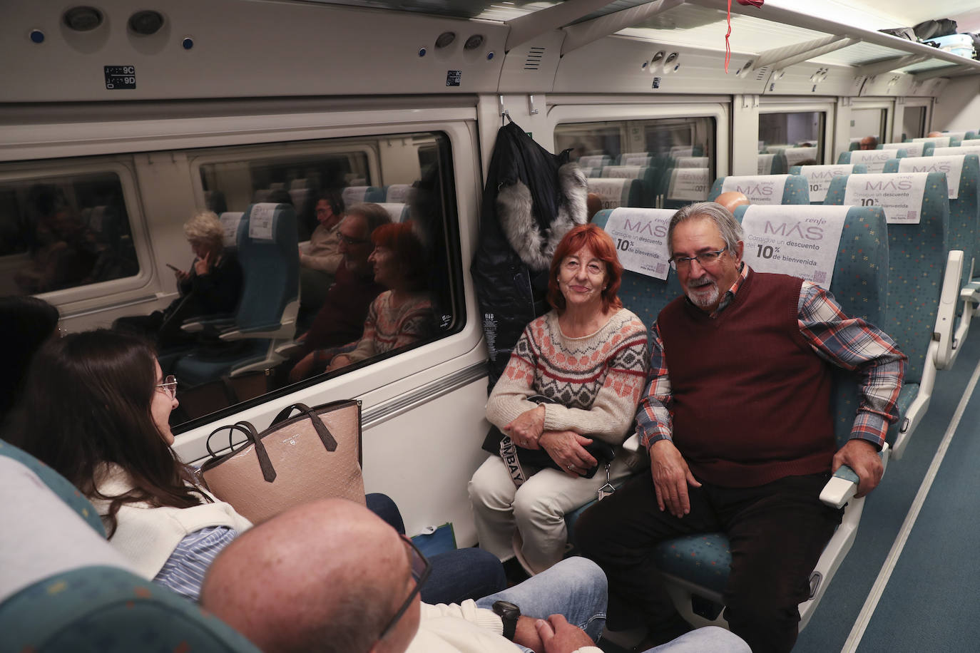 Los viajeros más madrugadores estrenan el primer tren comercial, en imágenes