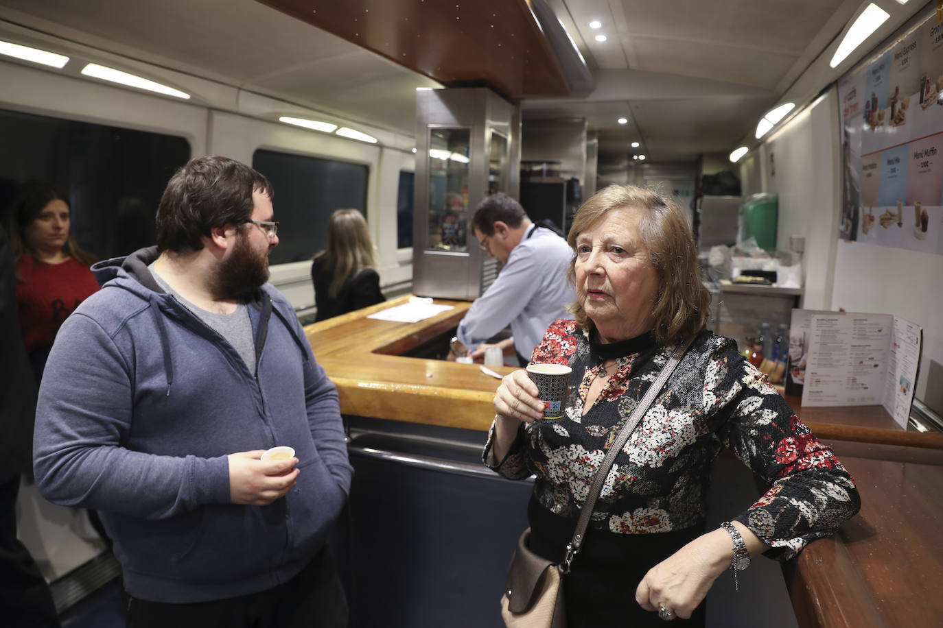 Los viajeros más madrugadores estrenan el primer tren comercial, en imágenes