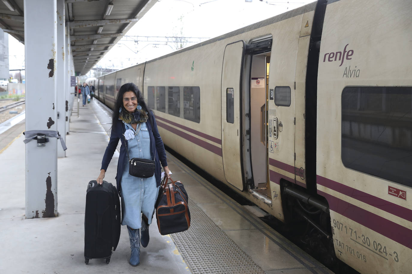 Los viajeros más madrugadores estrenan el primer tren comercial, en imágenes