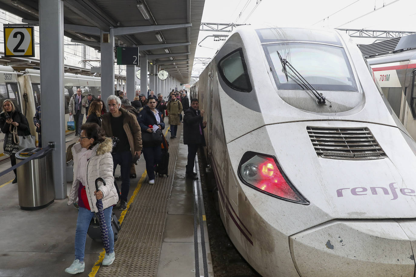 Los viajeros más madrugadores estrenan el primer tren comercial, en imágenes