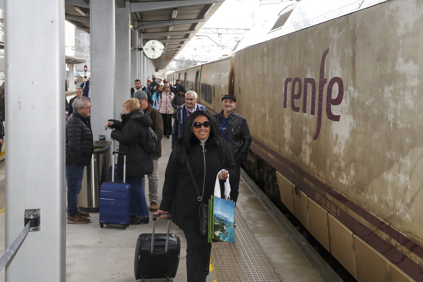 Los viajeros más madrugadores estrenan el primer tren comercial, en imágenes