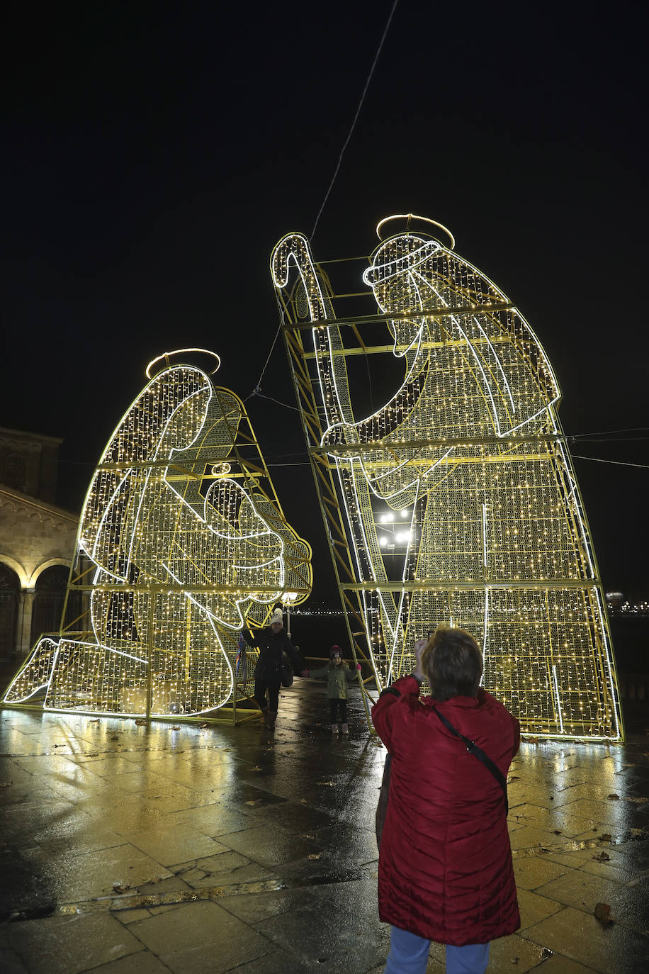 Explosión de luces y ambiente navideño en Gijón