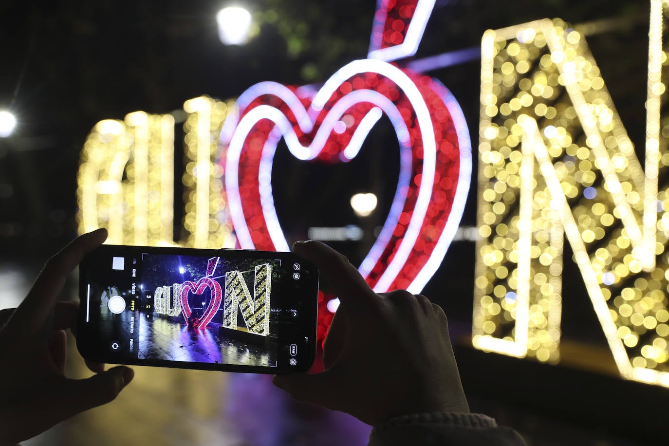 Explosión de luces y ambiente navideño en Gijón