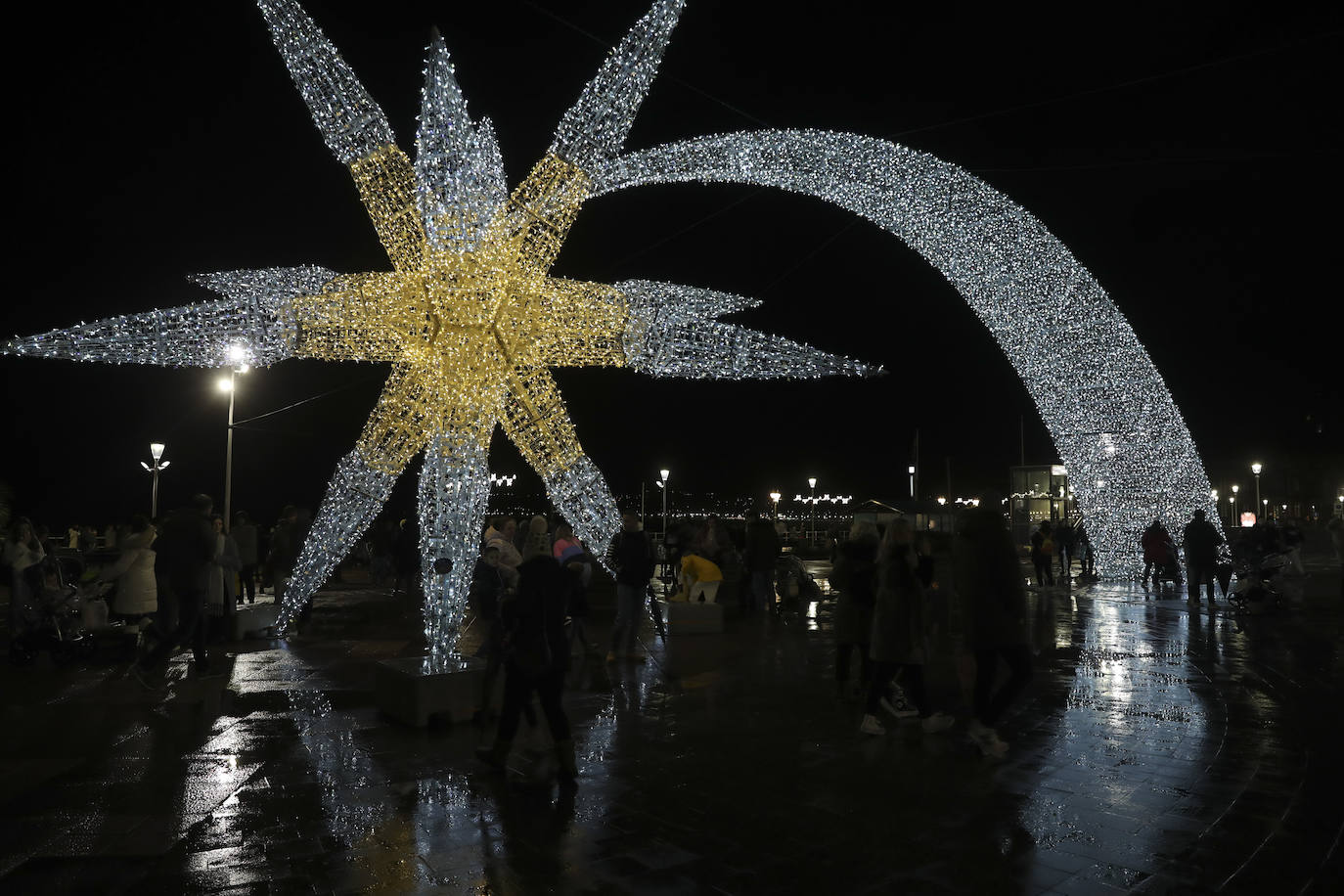 Explosión de luces y ambiente navideño en Gijón