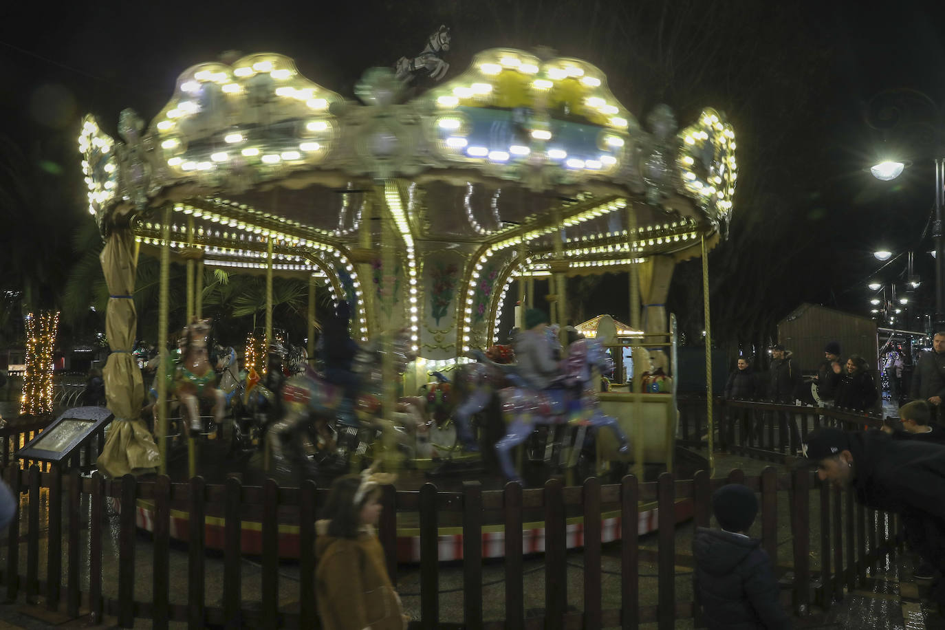 Explosión de luces y ambiente navideño en Gijón