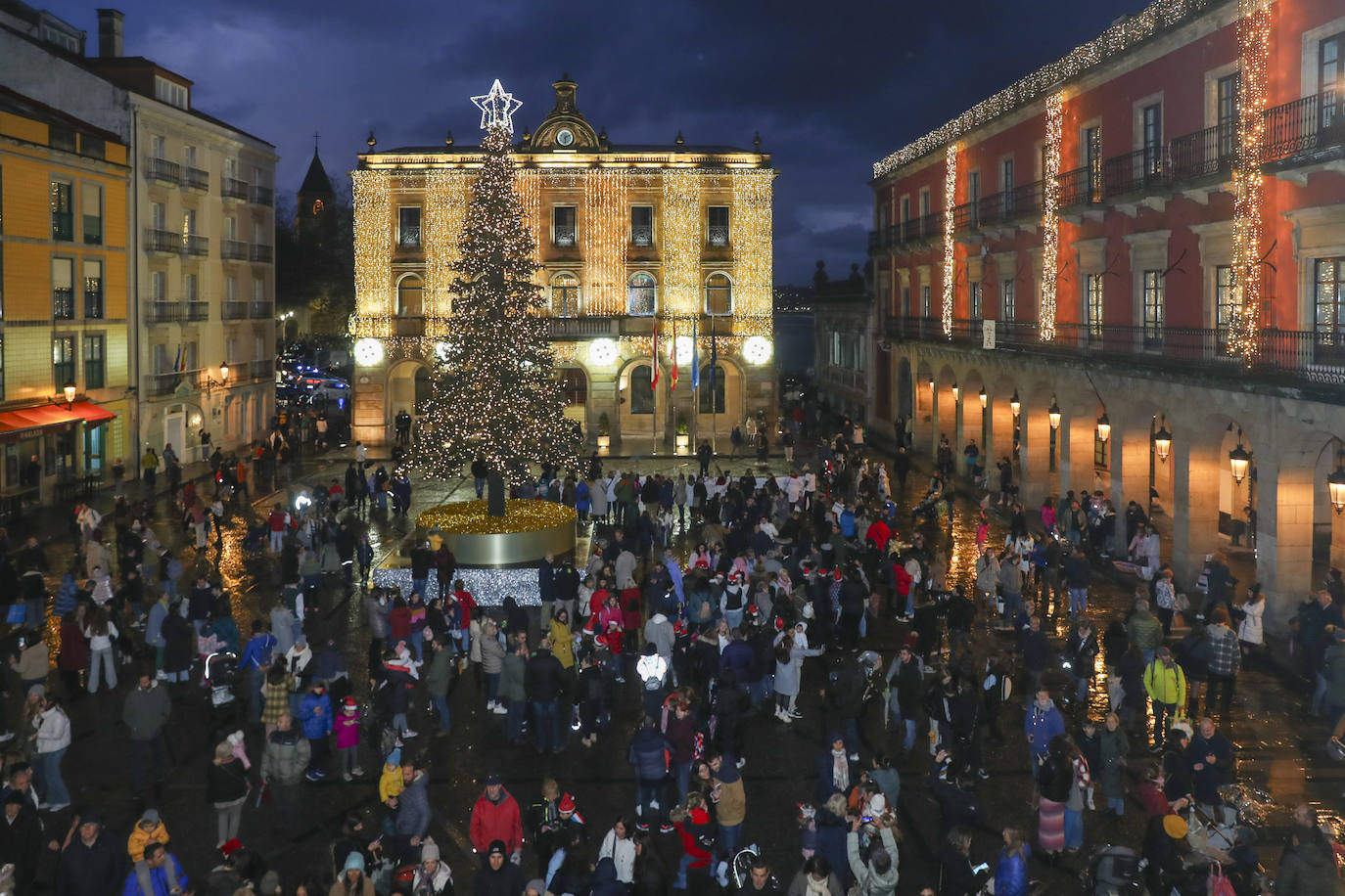 Explosión de luces y ambiente navideño en Gijón