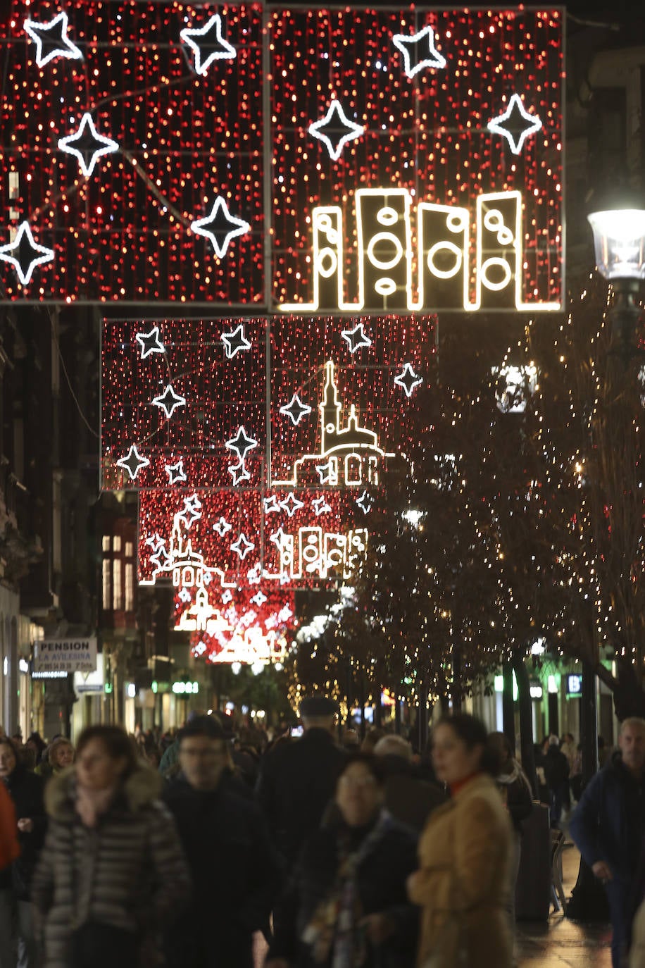 Explosión de luces y ambiente navideño en Gijón