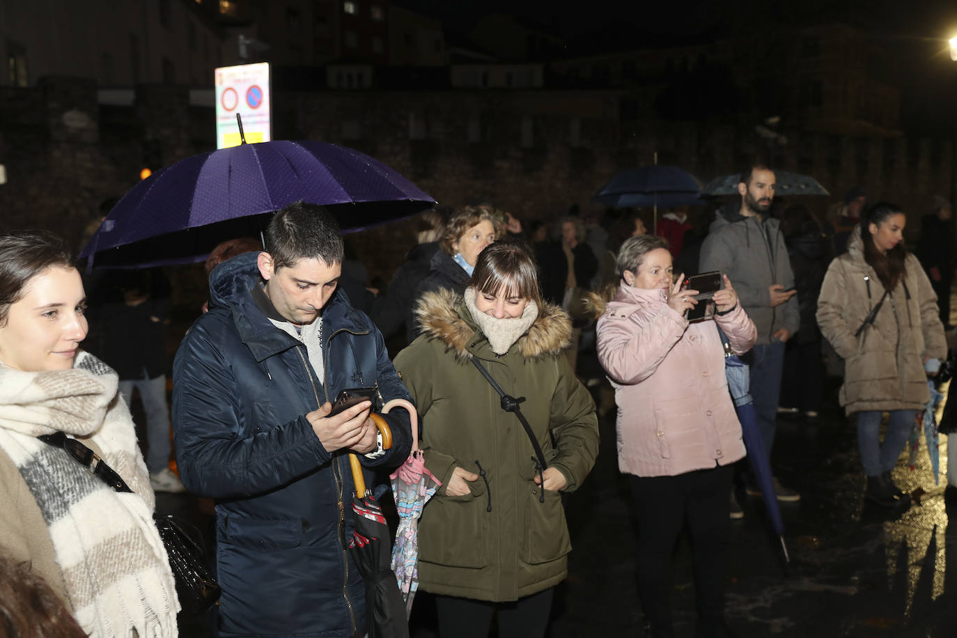 Explosión de luces y ambiente navideño en Gijón