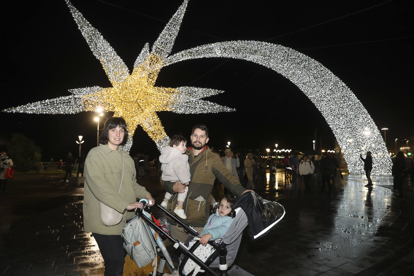 Explosión de luces y ambiente navideño en Gijón