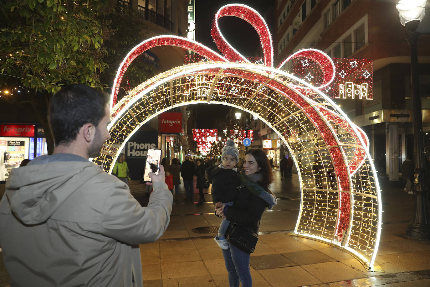 Explosión de luces y ambiente navideño en Gijón