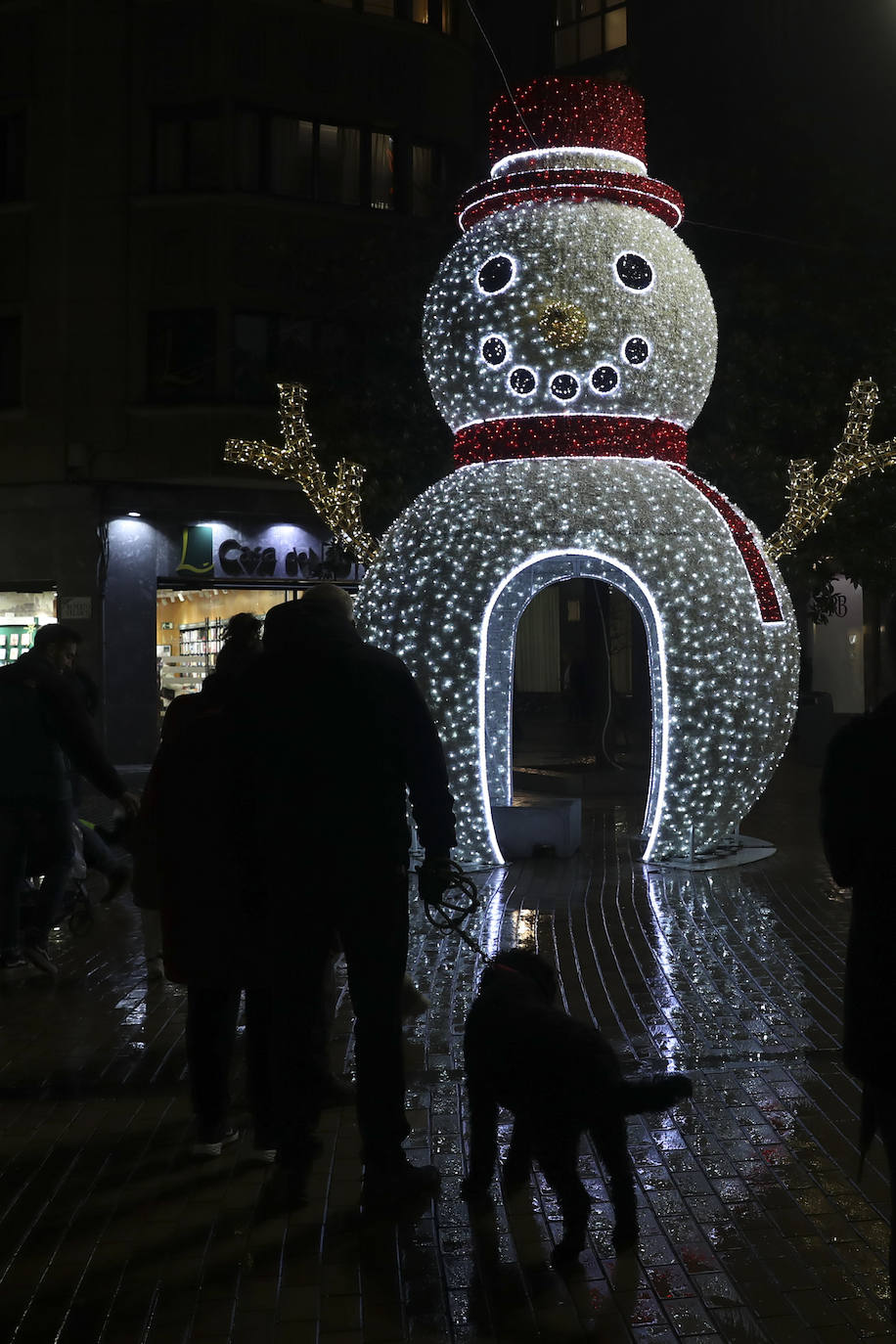 Explosión de luces y ambiente navideño en Gijón