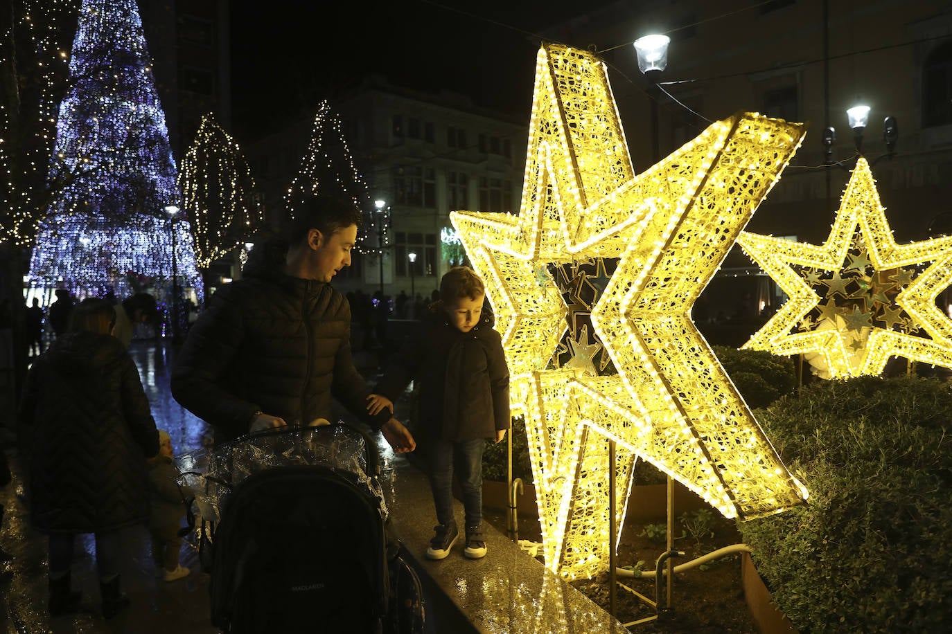 Explosión de luces y ambiente navideño en Gijón