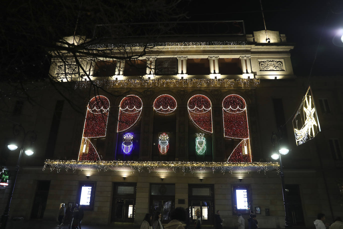 Explosión de luces y ambiente navideño en Gijón