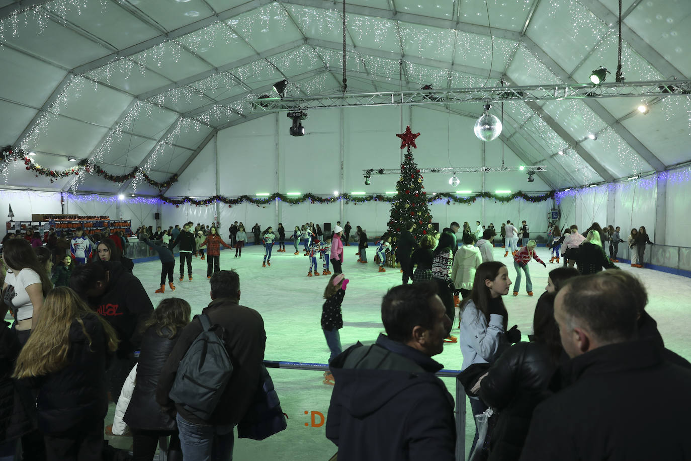 Explosión de luces y ambiente navideño en Gijón