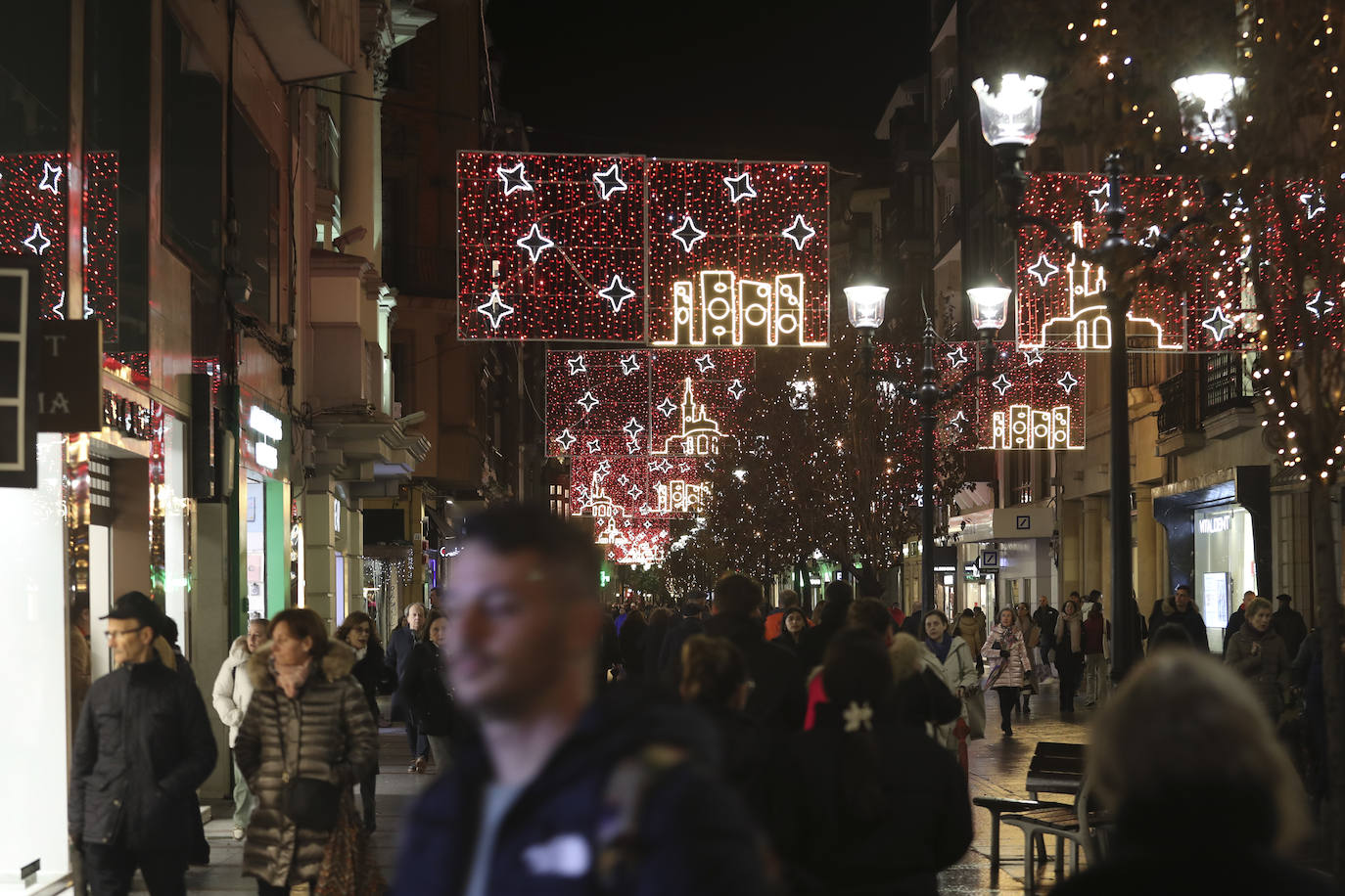 Explosión de luces y ambiente navideño en Gijón