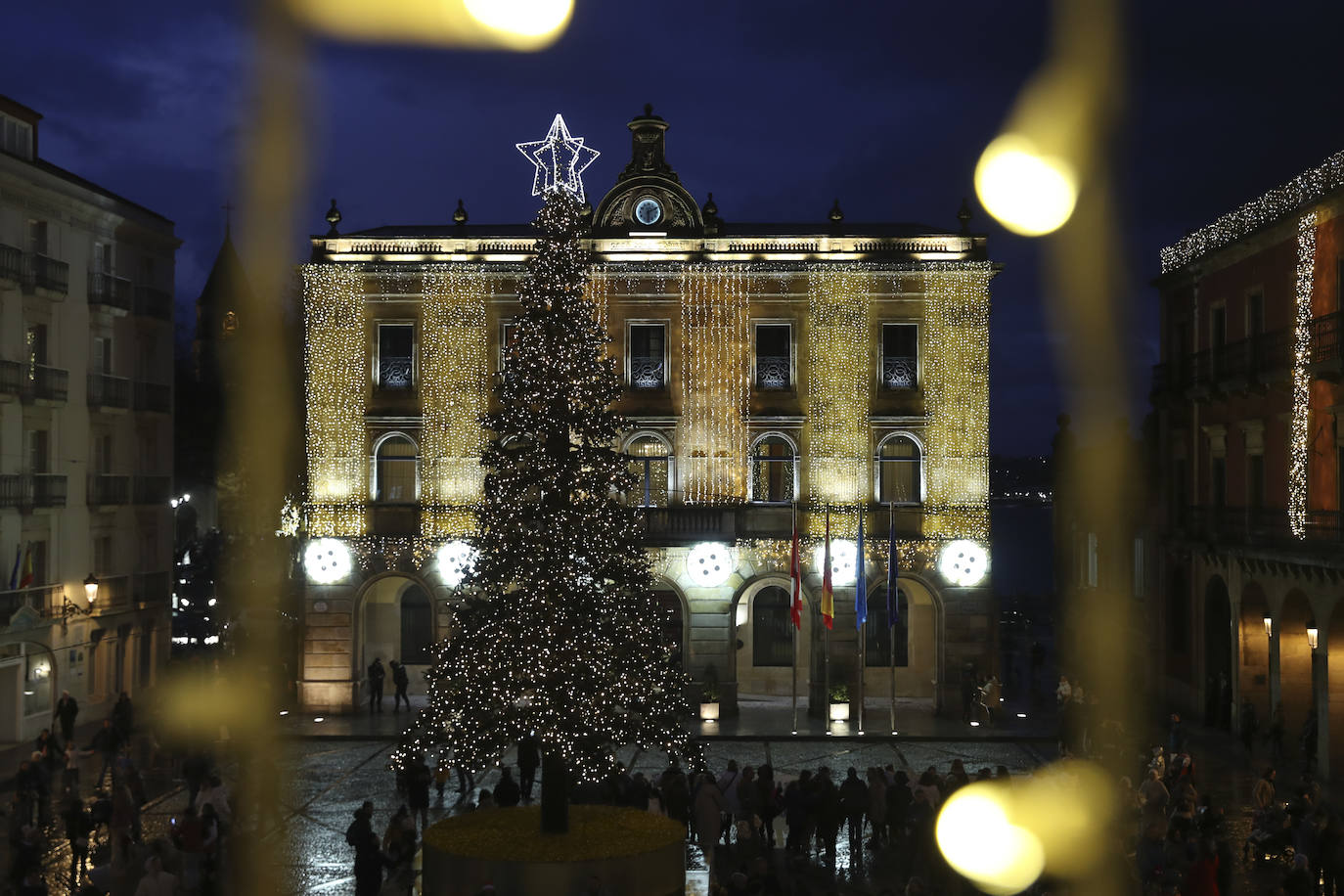 Explosión de luces y ambiente navideño en Gijón