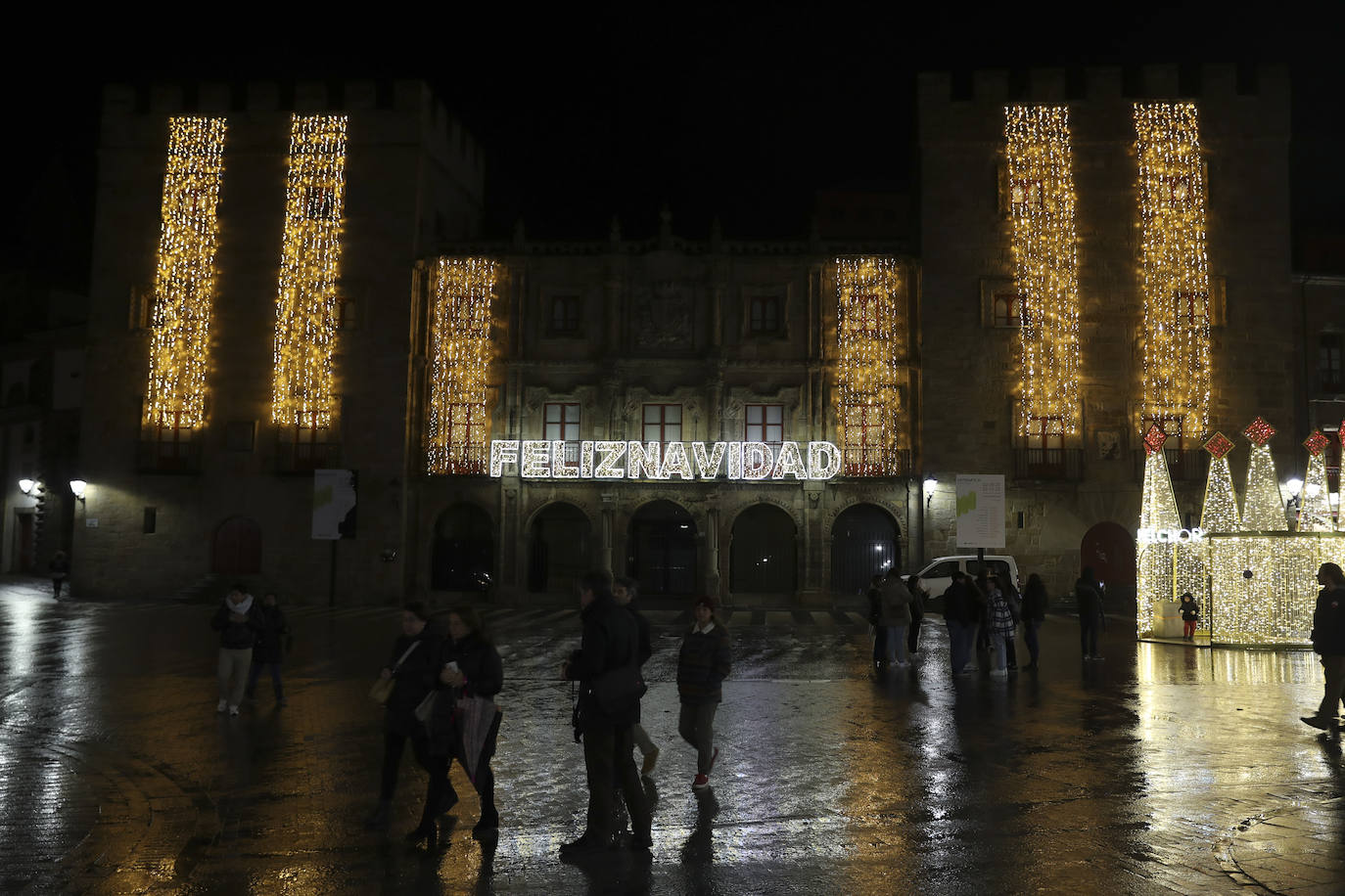 Explosión de luces y ambiente navideño en Gijón