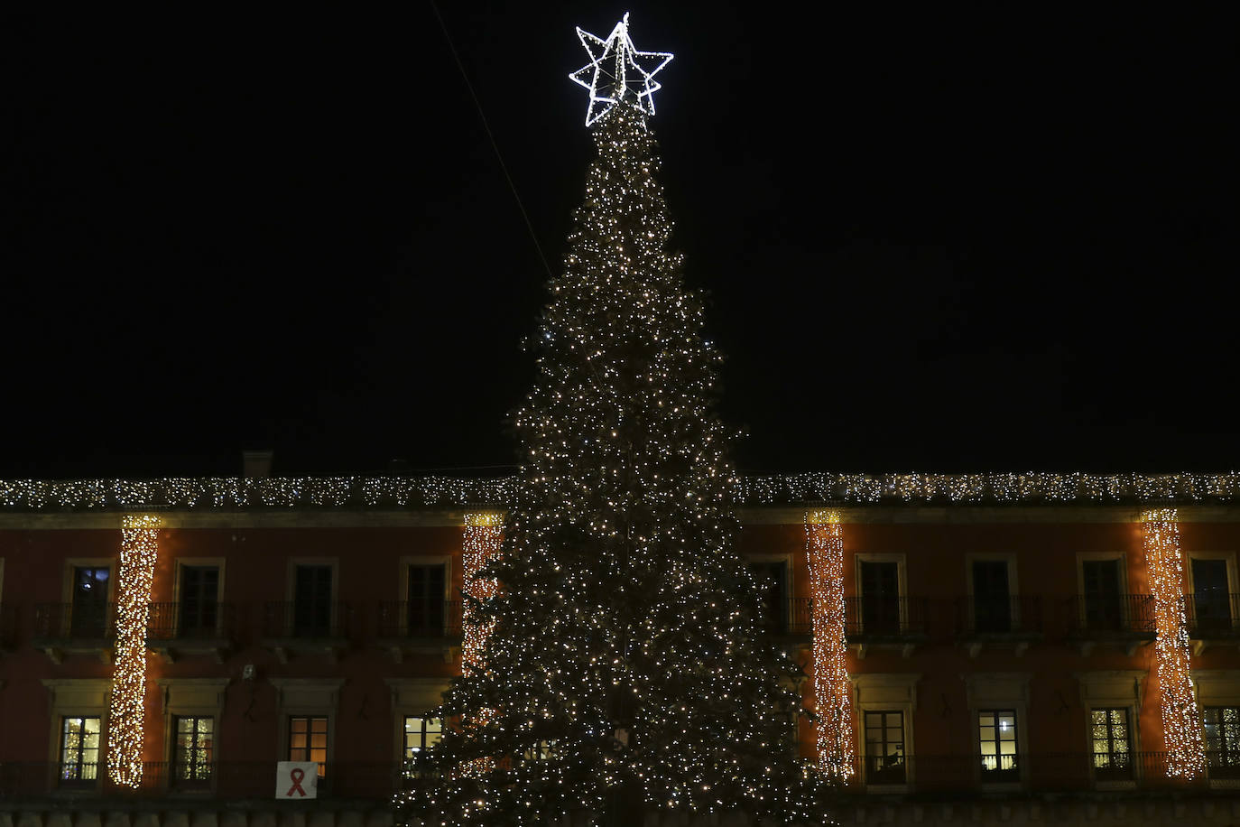 Explosión de luces y ambiente navideño en Gijón