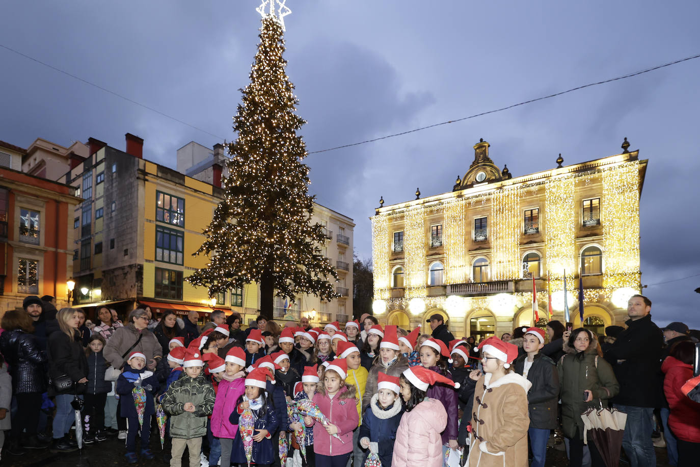 Explosión de luces y ambiente navideño en Gijón