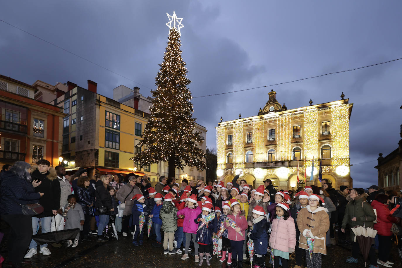 Explosión de luces y ambiente navideño en Gijón