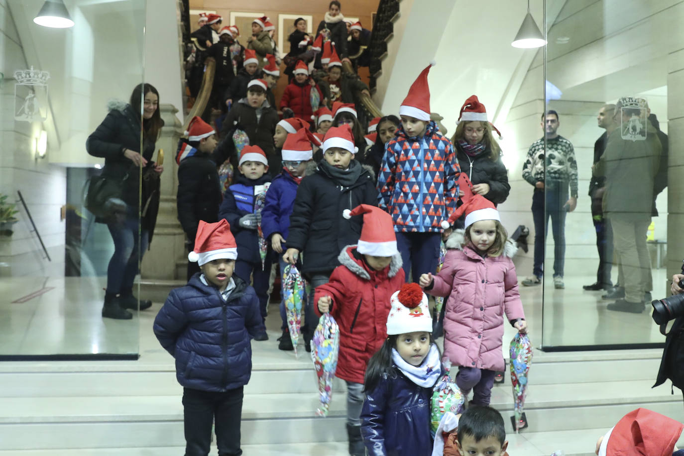 Explosión de luces y ambiente navideño en Gijón