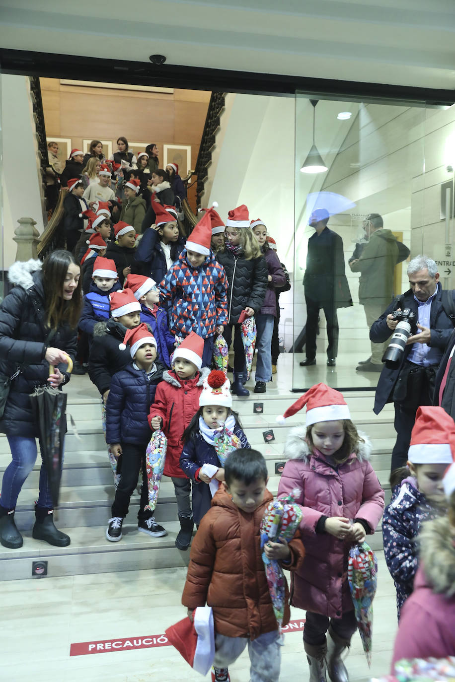 Explosión de luces y ambiente navideño en Gijón