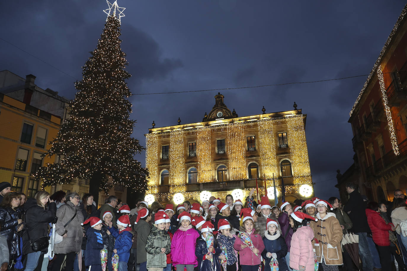 Explosión de luces y ambiente navideño en Gijón