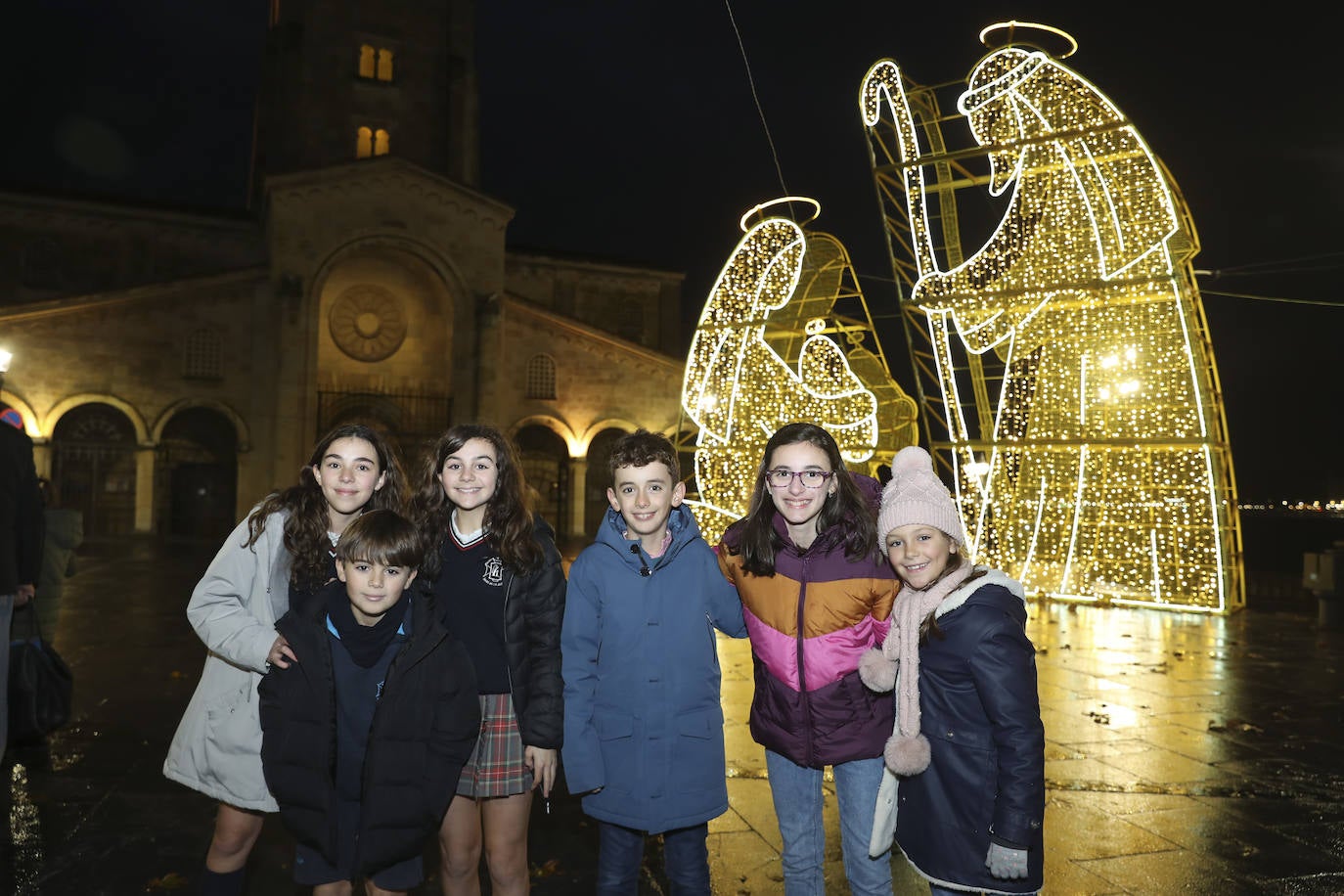 Explosión de luces y ambiente navideño en Gijón