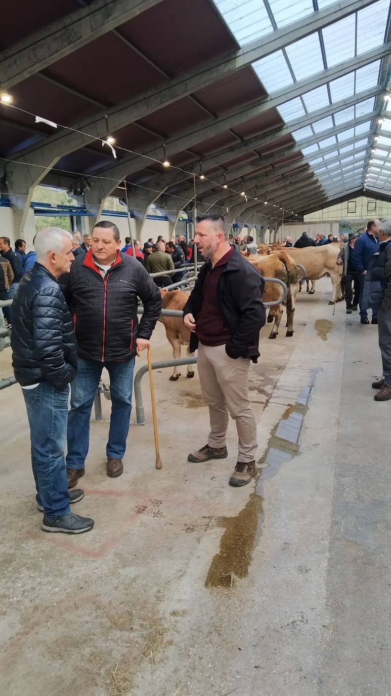 Los ediles José Manuel Menéndez, Fernando Barrero y Ángel Menéndez visitan la feria de San Andrés.