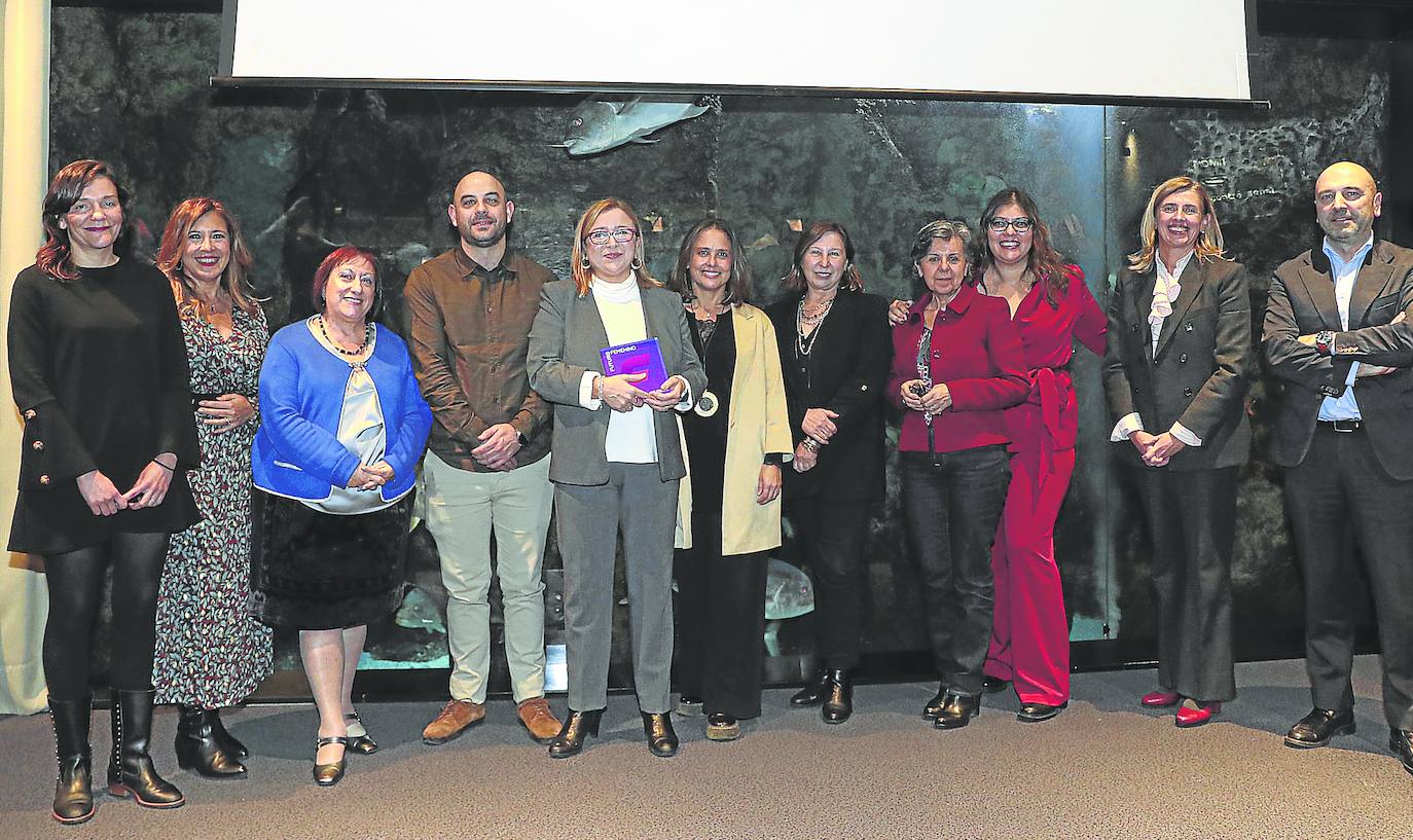Ponentes y galardonada junto a representantes de las instituciones y EL COMERCIO en el foro Futuro en Femenino celebrado ayer en Gijón.