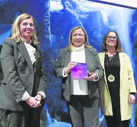 Rosa María Sainz recibió el premio de manos de Eva Pando y María de Álvaro.