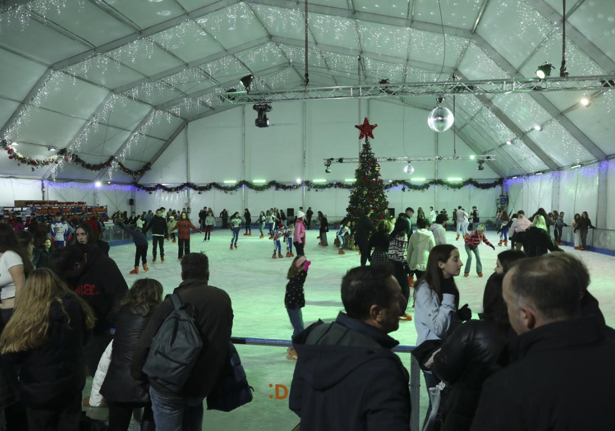 Usuarios de la pista de hielo, poco después de abrir las puertas al público. DAMIÁN ARIENZA