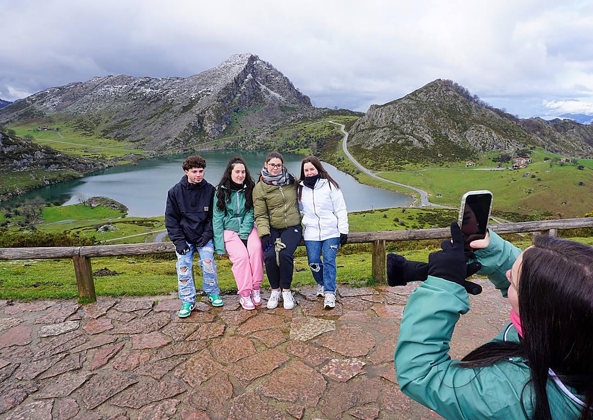 Imagen secundaria 1 - 1) Tres buses agrupados bajando por el tramo del mirador de la Reina, en torno a la una de la tarde. 2) Amigos de Madrid en el mirador de Entrelagos. 3) El taxi no está sujeto al sistema de reserva previa. 