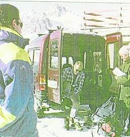 La pareja, tras ser rescatada.