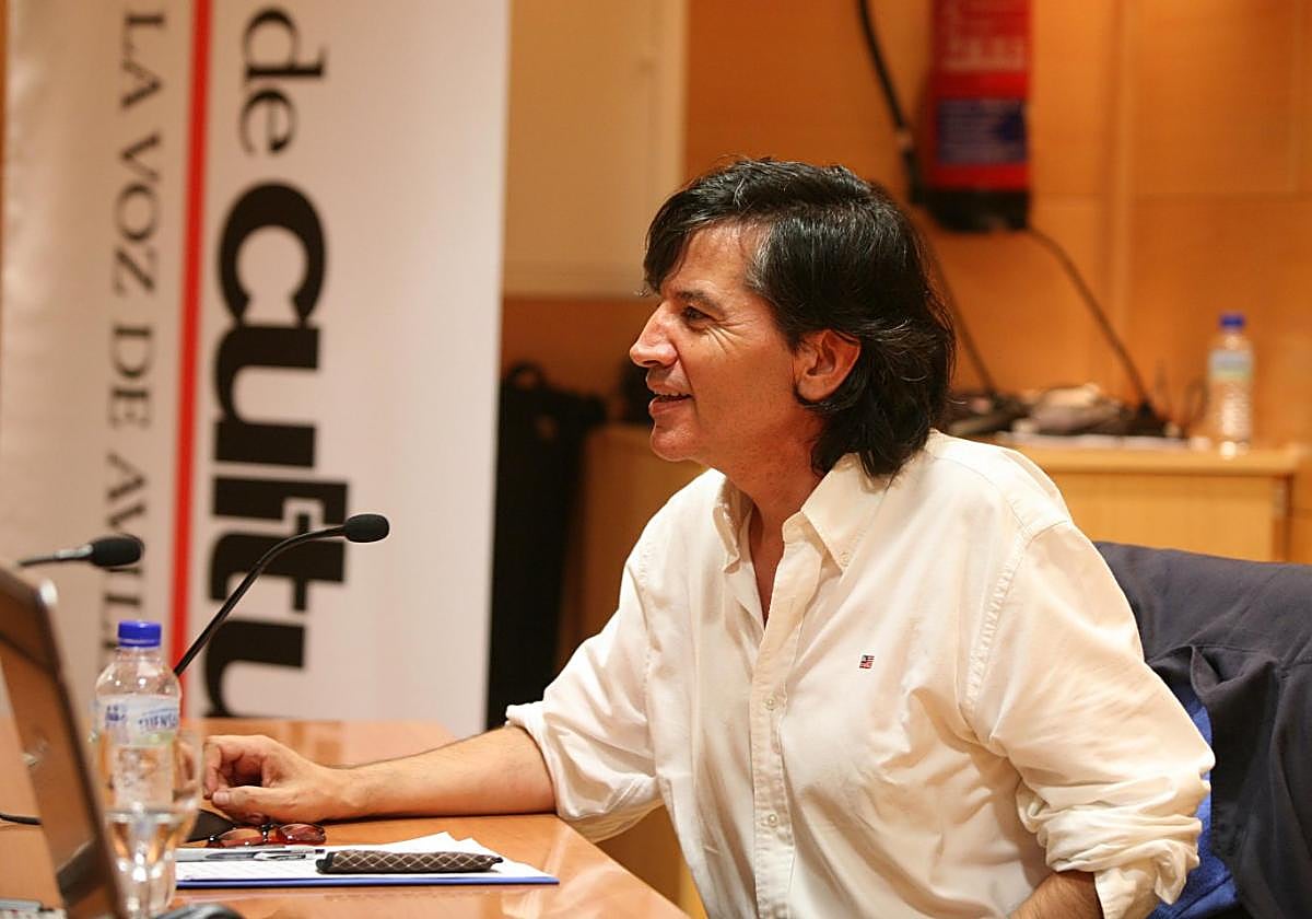 Carlos López-Otín, en su conferencia en el Aula de Cultura de LA VOZ en junio de 2009.