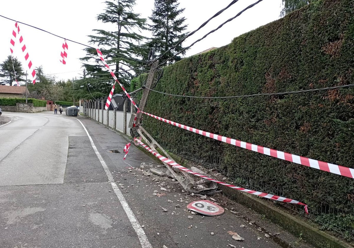 Desperfectos causados por el coche que se dio a la fuga tras derribar una señal y un poste de la luz en el camino de los Tulipanes, en Gijón.