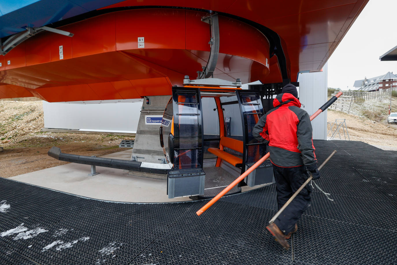 Valgrande abre la telecabina a la espera de más nieve