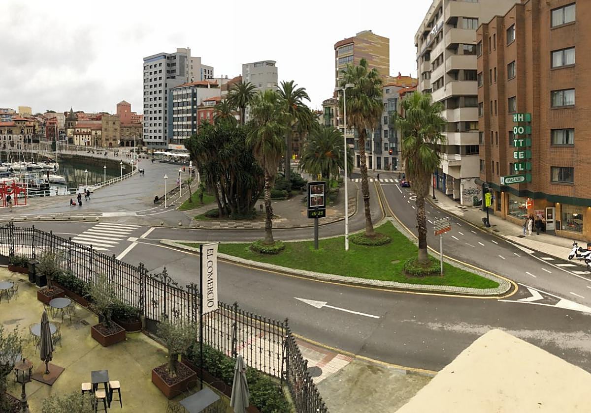 El Ayuntamiento prevé demoler parte de la acera exterior de los Jardines de la Reina para construir ahí el carril bici que siga por Fomento.