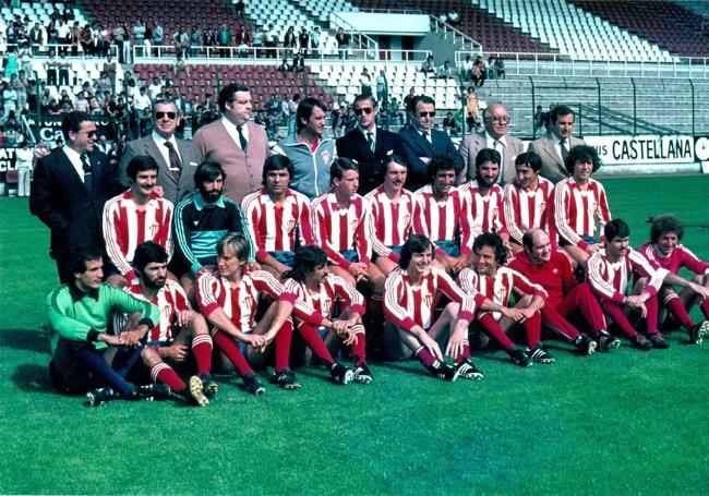 Roberto Entrialgo, tercero por la derecha en la fila de arriba, junto a Vega-Arango y Vicente Miera, en la foto de familia de la plantilla del Sporting de la temporada 1978-1979.