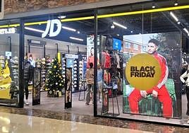 La tienda se encuentra cerca de una de las entradas principales.